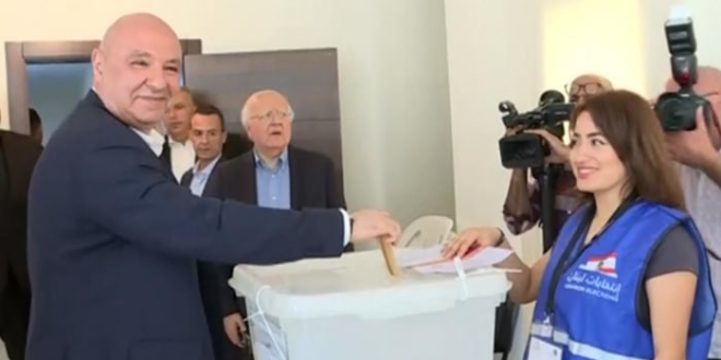 الرئيس عون يدلي بصوته في بلدته العيشية