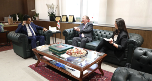 مرقص السفير البريطاني