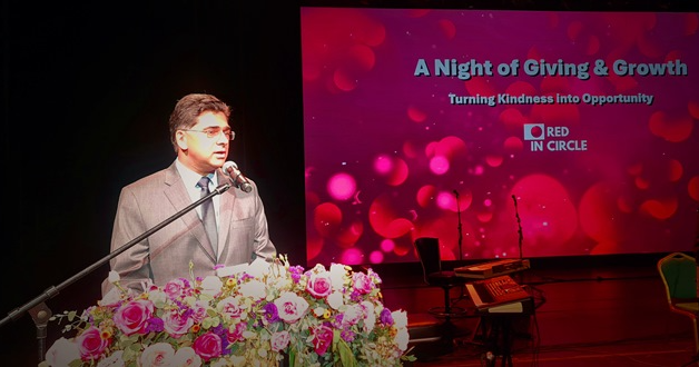 مرقص في عشاء Red in Cercle