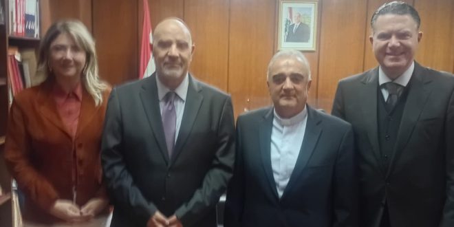 فلحه رئيس جامعة اللويزة الاب بشارة الخوري