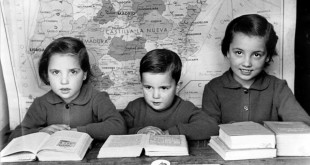 EDUCACION  Tordoya  La Coruna   ano 1955 - Tres ninos estudian la leccion en la escuela  delante de un mapa de Espana  EFE Archivo Alfredo Calvo svb