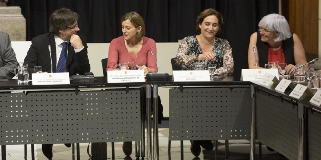 BARCELONA 29 07 2016 Cumbre en la Generalitat sobre nueva ley antidesahucios en la foto Carme Forcadell   Carles Puigdemont   Oriol Junqueras   Ada Colau   Dolors Sabate   Neus Munte FOTO DE FERRAN NADEU