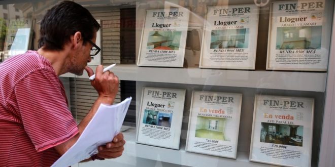 BARCELONA 01 09 2016  Barcelona  Para un tema de que los pisos de alquiler mas buscados son los de 800 euros  necesitamos una foto de pisos en alquiler o de escaparate de agencia inmobiliaria  como la de la foto de la c  Elkano en el Poble Sec  FOTO de RICARD CUGAT