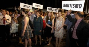 TESTIGOS DE JEHOVA 20150704 - GENT  BELGIUM  Illustration picture shows  a baptism ceremony and during the second day of an international conference for Jehovah s Witnesses  at Flanders Expo in Gent  Saturday 04 July 2015  BELGA PHOTO NICOLAS MAETERLINCK   NICOLAS MAETERLINCK   BELGA MAG   BELGA