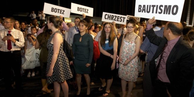 TESTIGOS DE JEHOVA 20150704 - GENT  BELGIUM  Illustration picture shows  a baptism ceremony and during the second day of an international conference for Jehovah s Witnesses  at Flanders Expo in Gent  Saturday 04 July 2015  BELGA PHOTO NICOLAS MAETERLINCK   NICOLAS MAETERLINCK   BELGA MAG   BELGA