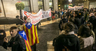 manifestacion-apoyo-alcaldesa-berga-plaza-sant-jaume-1478287544572