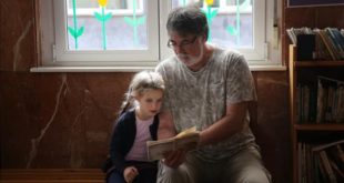 SANTANDER 25 10 2016  SOCIEDAD  EDUCACION LAS ESCUELAS DE LA COMUNIDAD DE CANTABRIA SIGUEN UN NUEVO CALENDARIO ESCOLAR HACIENDO CUATRO CUATRIMESTRES Y EL LUNES EMPIEZAN LA SEMANA DE LAS VACACIONES DE OTONO EN LA FOTO JAVIER FLOR Y SU HIJA SOL LEYENDO UN LIBRO EN LA ESCUELA CISNEROS EN SANTANDER   FOTO  ELISENDA PONS