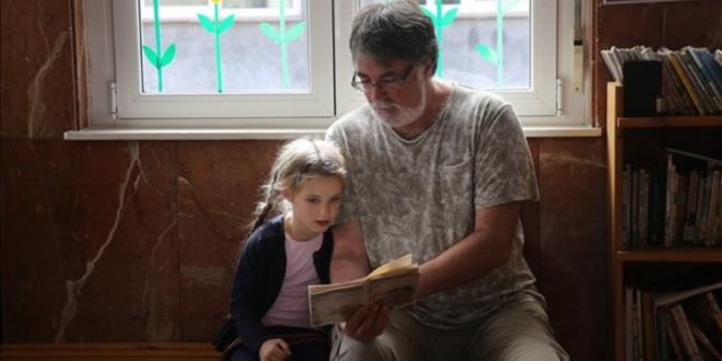 SANTANDER 25 10 2016  SOCIEDAD  EDUCACION LAS ESCUELAS DE LA COMUNIDAD DE CANTABRIA SIGUEN UN NUEVO CALENDARIO ESCOLAR HACIENDO CUATRO CUATRIMESTRES Y EL LUNES EMPIEZAN LA SEMANA DE LAS VACACIONES DE OTONO EN LA FOTO JAVIER FLOR Y SU HIJA SOL LEYENDO UN LIBRO EN LA ESCUELA CISNEROS EN SANTANDER   FOTO  ELISENDA PONS