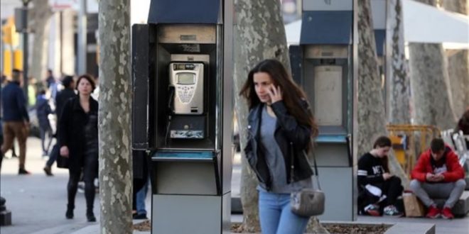 Barcelona 27 12 2016 Barcelona Sociedad Las cabinas telefonicas se quedan sin mantenimiento  El 31 de diciembre vence el contrato con Telefonica y ya no habra quien las mantenga  En la foto cabina telefonica en la Pca  Catalunya  cerca el FNAC  Foto de RICARD CUGAT