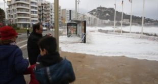 blanes-fuerza-del-oleaje-ayer-llevo-agua-hasta-algunas-calles-del-casco-urbano-1482266603776