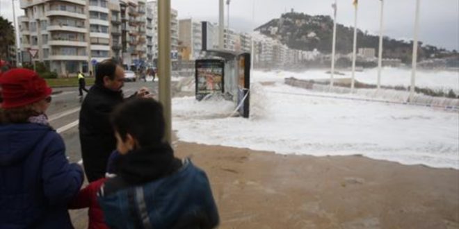 blanes-fuerza-del-oleaje-ayer-llevo-agua-hasta-algunas-calles-del-casco-urbano-1482266603776