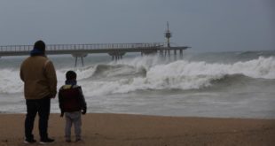 Badalona Sant Adria del Besos 22 01 2017 Barcelona Temporal de mar en el Port del Forum y el pont del petroli en Badalona     Foto de RICARD CUGAT