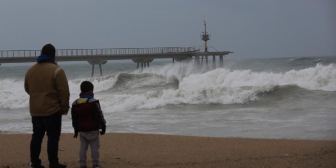 Badalona Sant Adria del Besos 22 01 2017 Barcelona Temporal de mar en el Port del Forum y el pont del petroli en Badalona     Foto de RICARD CUGAT