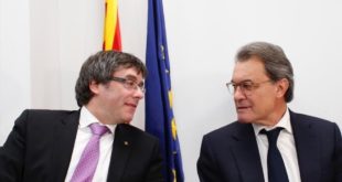 GRA062  BARCELONA  09 01 2017 - El presidente de la Generalitat  Carles Puigdemont  y el expresidente catalan y presidente del PDeCAT  Artur Mas  d   durante la reunion de la direccion de Partit Democrata Europeu Catala  PDeCAT  que se ha celebrado hoy en Barcelona tras las fiestas navidenas  EFE Alejandro Garcia