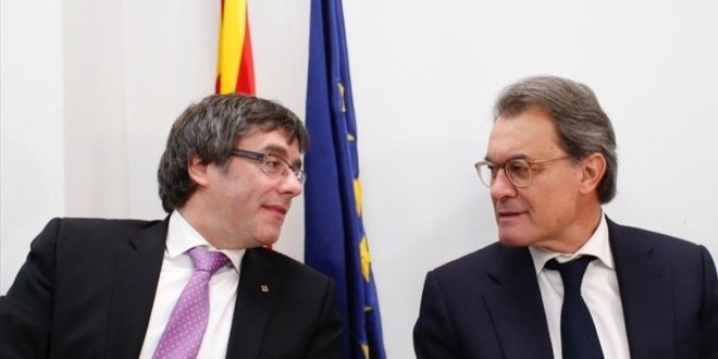 GRA062  BARCELONA  09 01 2017 - El presidente de la Generalitat  Carles Puigdemont  y el expresidente catalan y presidente del PDeCAT  Artur Mas  d   durante la reunion de la direccion de Partit Democrata Europeu Catala  PDeCAT  que se ha celebrado hoy en Barcelona tras las fiestas navidenas  EFE Alejandro Garcia