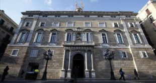 An exterior view of Palau de la Generalitat de Catalunya  regional government  is seen in Barcelona  December 12  2013  Separatist parties in Spain s northeastern Catalonia region on Thursday agreed the wording of an independence referendum on November 9  2014  but the Spanish government said the vote was illegal and would not happen  Catalan regional government head Artur Mas said the vote would ask two questions   Do you want Catalonia to be a state   and  Do you want that state to be independent    REUTERS Albert Gea  SPAIN - Tags  POLITICS ELECTIONS  FACHADA FACANA VISTA