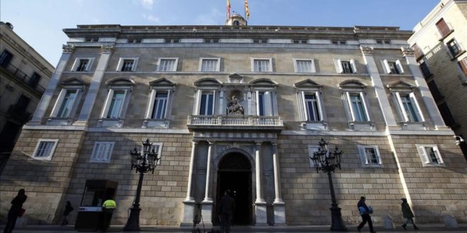 An exterior view of Palau de la Generalitat de Catalunya  regional government  is seen in Barcelona  December 12  2013  Separatist parties in Spain s northeastern Catalonia region on Thursday agreed the wording of an independence referendum on November 9  2014  but the Spanish government said the vote was illegal and would not happen  Catalan regional government head Artur Mas said the vote would ask two questions   Do you want Catalonia to be a state   and  Do you want that state to be independent    REUTERS Albert Gea  SPAIN - Tags  POLITICS ELECTIONS  FACHADA FACANA VISTA