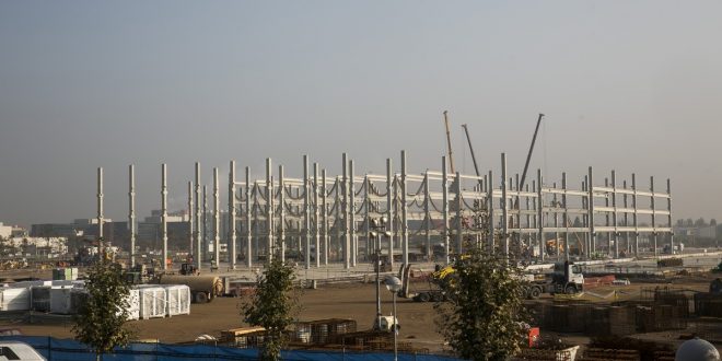 El Prat de Llobregat    Baix Llobregat      28 10 2016    Economia     Obras del centro logistico de Amazon en el Prat de LLobregat    0101      en la foto    Trabajos de construccion del centro logistico de Amazon      FOTO   PUIG  JOAN