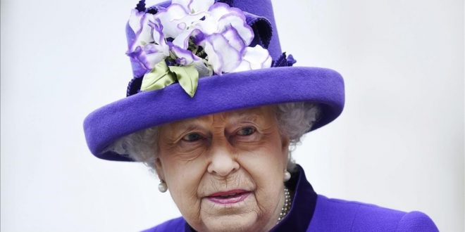 ARA7 LONDRES  REINO UNIDO   20 12 2016 - Fotografia de archivo fechada el 24 de noviembre de 2016 que muestra a la reina Isabel II de Inglaterra tras asistir a la misa de Accion de Gracias en la abadia de Westminster  en Londres  Reino Unido  La monarca dejara de patrocinar mas de 20 organizaciones beneficas a finales de ano  antes de cumplir los 91 anos  informo hoy  20 de diciembre de 2016  el palacio de Buckingham  La soberana britanica  que cumple anos el 21 de abril  pasara el patrocinio de muchas entidades beneficas nacionales a otros miembros de la familia real  anadio el palacio  La reina  en el trono desde 1952  sigue asi los pasos de su marido  el duque de Edimburgo  quien corto los lazos formales con muchas organizaciones al cumplir los 90 anos en 2011  EFE ANDY RAIN