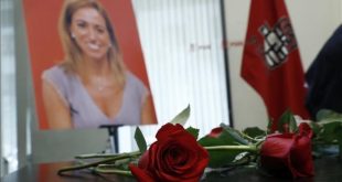 -FOTODELDIA- GRA127  MADRID  10 04 2017 -Rosas rojas y un retrato de Carme Chacon  exministra socialista de Defensa y exvicepresidenta primera del Congreso  que fallecio ayer en Madrid a los 46 anos  en la sede del PSOE donde ha quedado instalada la capilla ardiente de la exdirigente socialista  EFE Emilio naranjo