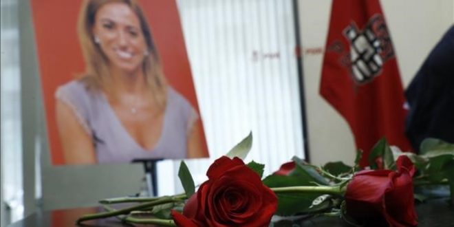 -FOTODELDIA- GRA127  MADRID  10 04 2017 -Rosas rojas y un retrato de Carme Chacon  exministra socialista de Defensa y exvicepresidenta primera del Congreso  que fallecio ayer en Madrid a los 46 anos  en la sede del PSOE donde ha quedado instalada la capilla ardiente de la exdirigente socialista  EFE Emilio naranjo