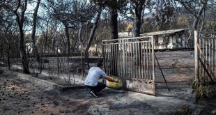 A expert marks with paint a burnt house following a wildfire at the village of Neos Voutzas  near Athens on July 26  2018  Greece was counting the cost on July 26 of its deadliest wildfires in living memory  as emergency crews searched incinerated homes and vehicles for the missing after at least 81 people were confirmed to have died    AFP PHOTO   ANGELOS TZORTZINIS