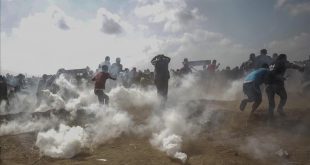 EPA5499  GAZA  CISJORDANIA   11 05 2018 - Varios palestinos se enfrentan a las tropas israelies en el este de la ciudad cisjordana de Gaza  el 10 de mayo del 2018  durante una protesta contra las celebraciones por el 70 aniversario de la creacion del Estado israeli y por el llamado  Nakba    Catastrofe  en arabe  que recuerda la salida forzada de cientos de miles de palestinos en 1948  EFE Mohammed Saber