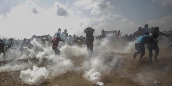 EPA5499  GAZA  CISJORDANIA   11 05 2018 - Varios palestinos se enfrentan a las tropas israelies en el este de la ciudad cisjordana de Gaza  el 10 de mayo del 2018  durante una protesta contra las celebraciones por el 70 aniversario de la creacion del Estado israeli y por el llamado  Nakba    Catastrofe  en arabe  que recuerda la salida forzada de cientos de miles de palestinos en 1948  EFE Mohammed Saber