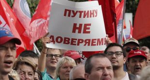 St  Petersburg  Russian Federation   02 09 2018 - Russian communists hold a banner reading  Don t trust Putin  as they take part in protest rally against a government proposed pension reform plan in St  Petersburg  Russia  02 September 2018  Russian President Vladimir Putin supported government s proposal to increase retirement age for men to 65 from the current 60 and for women to 60 from the current 55   Protestas  Rusia  San Petersburgo  EFE EPA ANATOLY MALTSEV