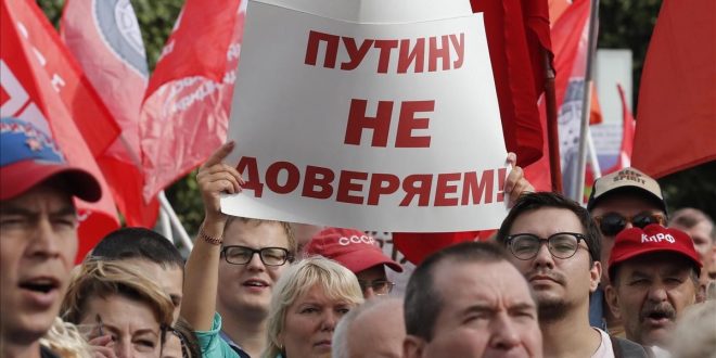 St  Petersburg  Russian Federation   02 09 2018 - Russian communists hold a banner reading  Don t trust Putin  as they take part in protest rally against a government proposed pension reform plan in St  Petersburg  Russia  02 September 2018  Russian President Vladimir Putin supported government s proposal to increase retirement age for men to 65 from the current 60 and for women to 60 from the current 55   Protestas  Rusia  San Petersburgo  EFE EPA ANATOLY MALTSEV