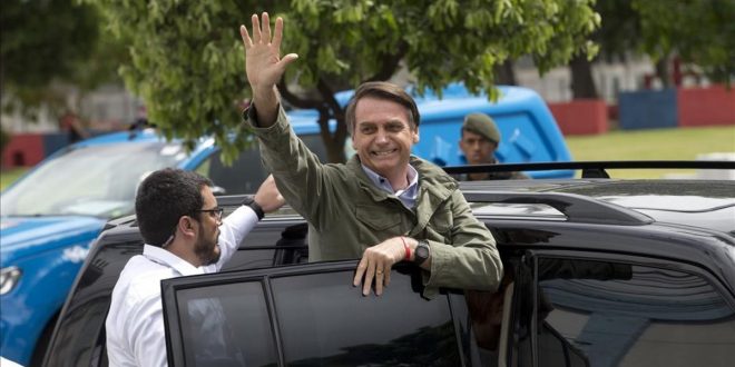 bolsonaro-saluda-sus-seguidores