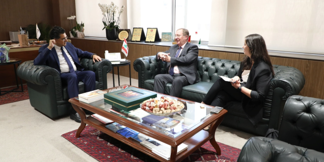 مرقص السفير البريطاني